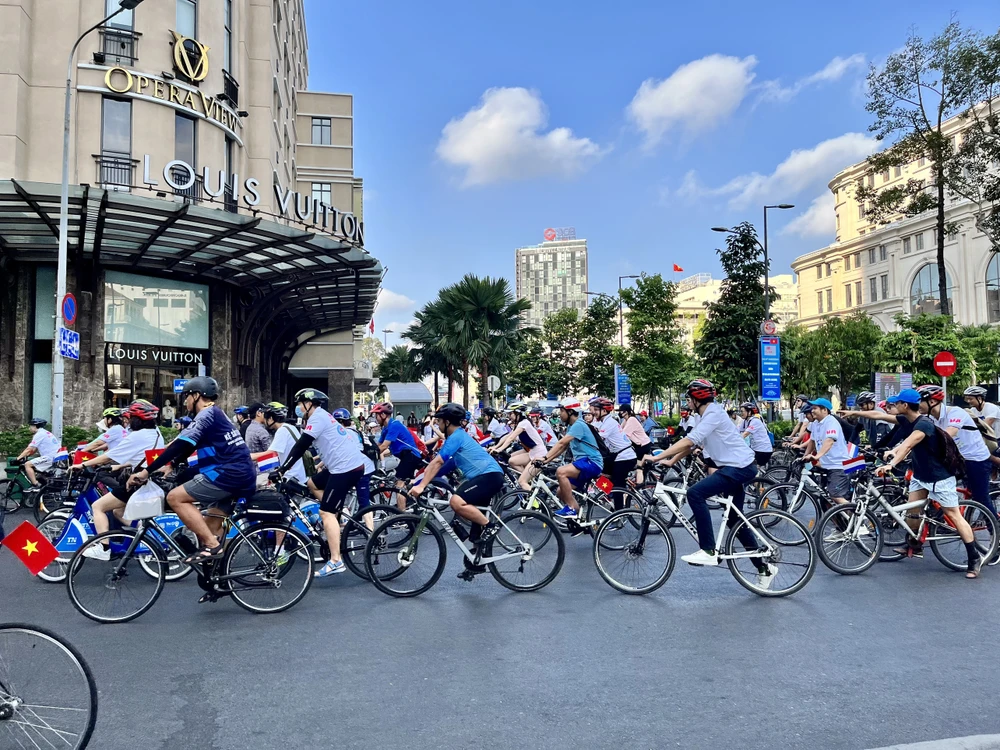 Hàng trăm người tham gia đạp xe nhân kỷ niệm 50 năm thiết lập quan hệ Việt Nam - Hà Lan. Ảnh: ĐỨC HIỀN