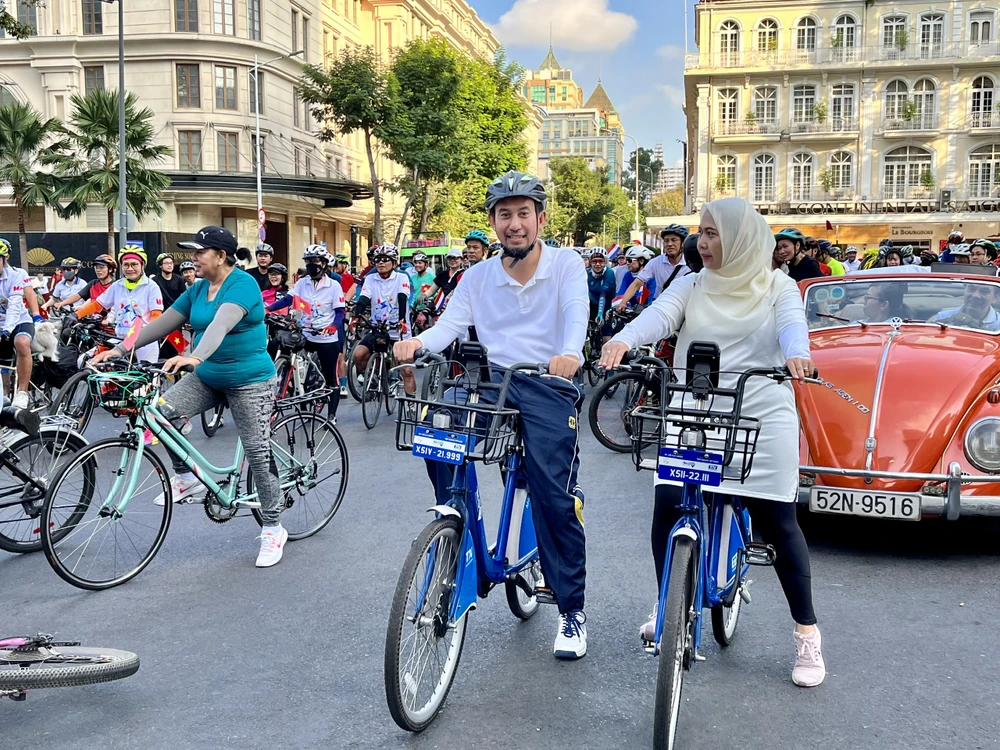 Tổng Lãnh sự Indonesia - ông Agustaviano Sofjan và phu nhân (áo trắng) tham dự sự kiện. Ảnh: ĐỨC HIỀN