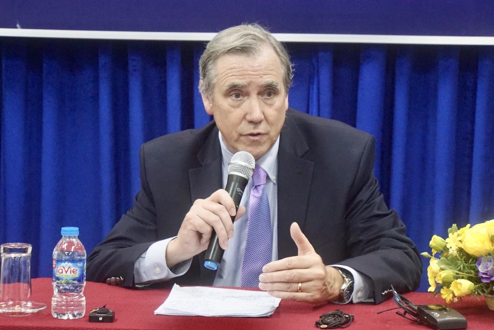 Thượng nghị sĩ Jeff Merkley phát biểu tại buổi lễ ký kết. Ảnh: TRẦN HOÀNG