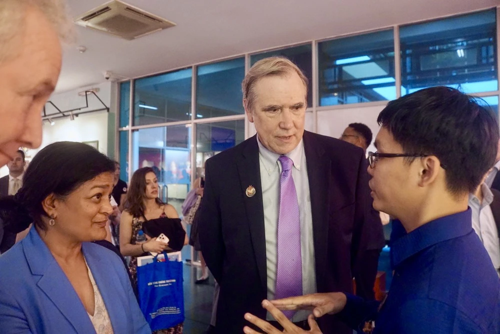 Thượng nghị sĩ Jeff Merkley nghe hướng dẫn viên giới thiệu về Bảo tàng Chứng tích chiến tranh. Ảnh: TRẦN HOÀNG