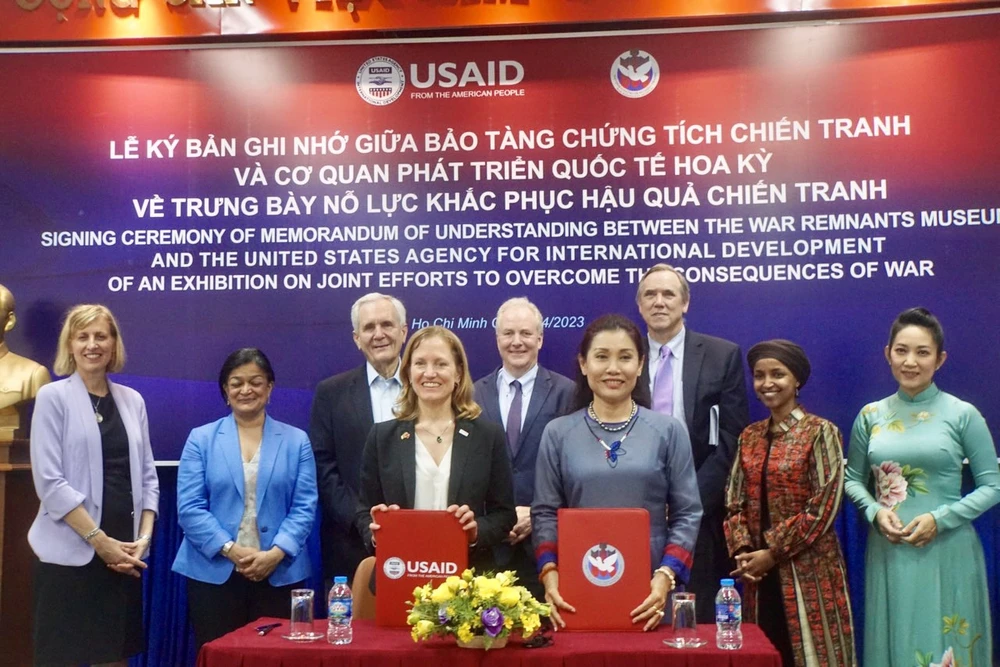 Giám đốc quốc gia USAID tại Việt Nam Aler Grubbs và TS. Trần Xuân Thảo - Giám đốc Bảo tàng Chứng tích Chiến tranh, cùng ký bản ghi nhớ này. Ảnh: TRẦN HOÀNG