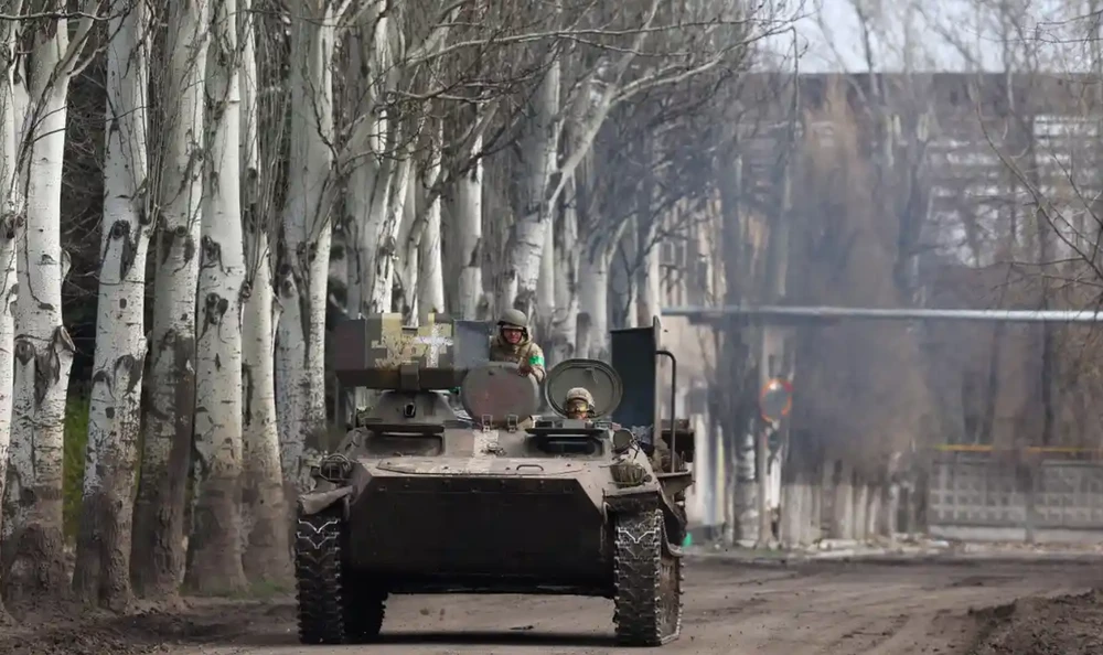 Lính Ukraine ở TP Chasiv Yar (tỉnh Donetsk), gần Bakhmut. Ảnh: REUTERS