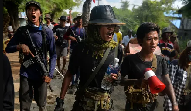 Một nhóm biểu tình chống chính biến Myanmar vào năm 2022 tại vùng Sagaing. Ảnh: AFP