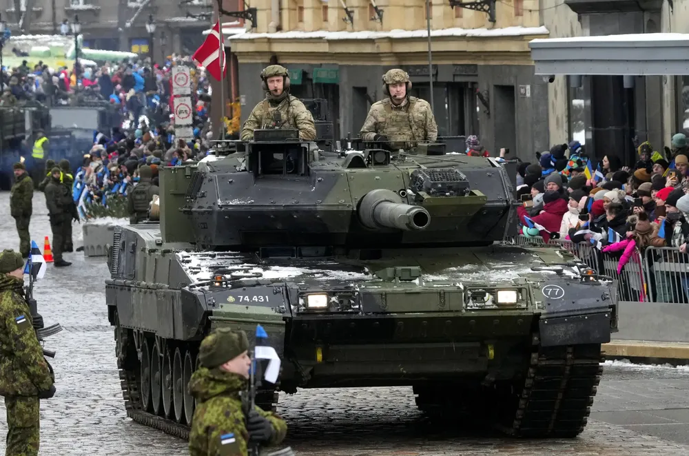 Lính Đan Mạch dưới sự chỉ huy của NATO lái xe tăng diễu hành trên đường phố thủ đô Tallinn, Estonia nhân ngày Độc lập của Estonia hồi tháng 2. Ảnh: REUTERS Lính Đan Mạch dưới sự chỉ huy của NATO lái xe tăng diễu hành trên đường phố thủ đô Tallinn, Estonia nhân ngày Độc lập của Estonia hồi tháng 2. Ảnh: REUTERS