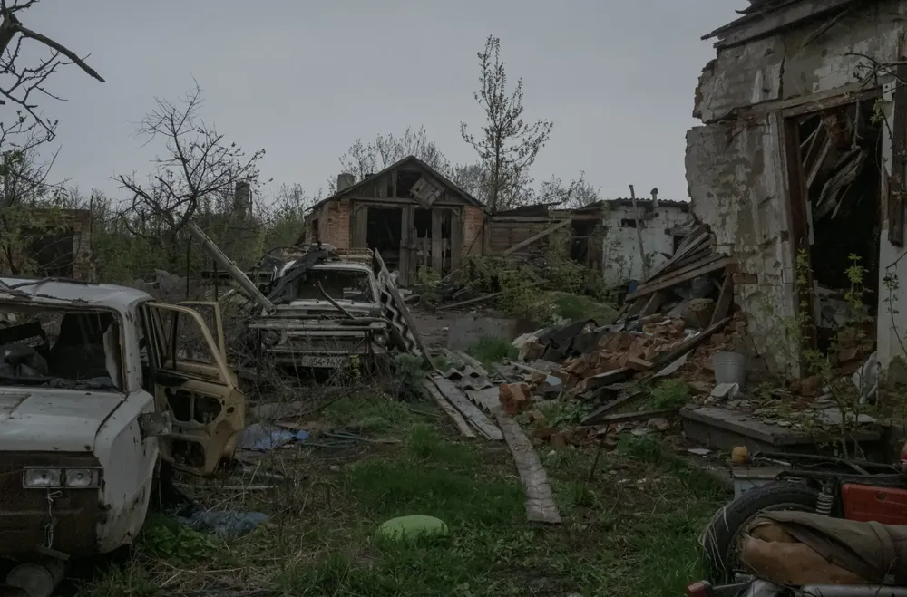 Một khu vực bị phá hủy do pháo kích tại tỉnh Kharkiv, Ukraine. Ảnh: THE NEW YORK TIMES