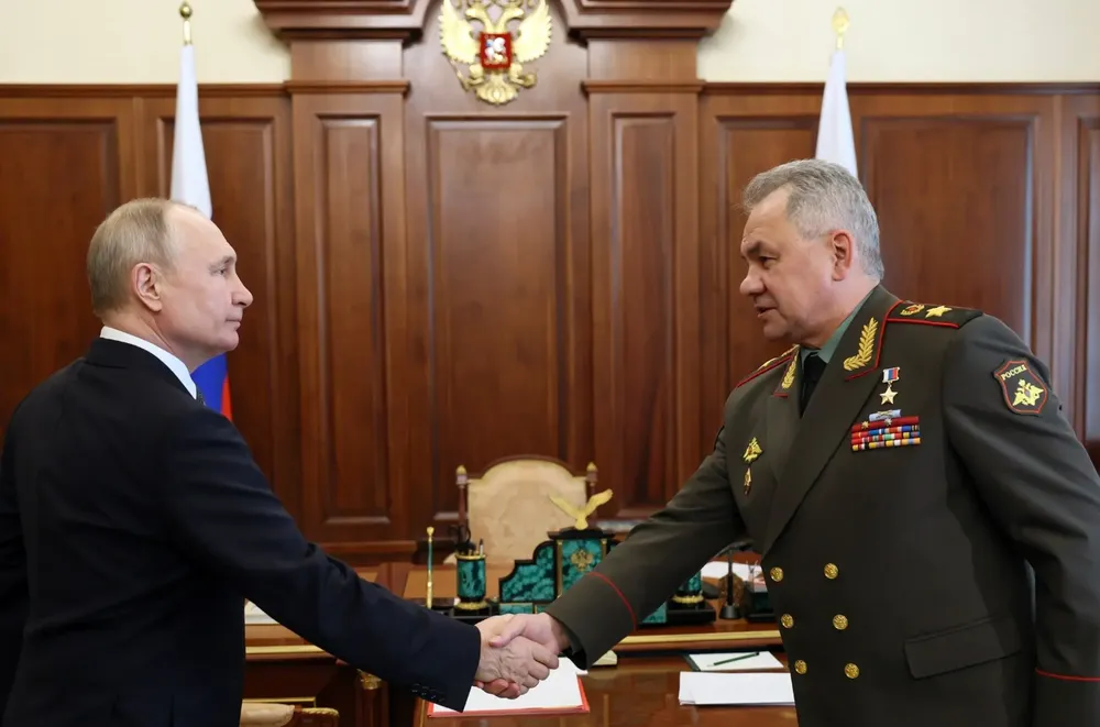 Tổng thống Nga Vladimir Putin (trái) họp với Bộ trưởng Quốc phòng Nga Sergei Shoigu trong tháng này. Ảnh: SPUTNIK