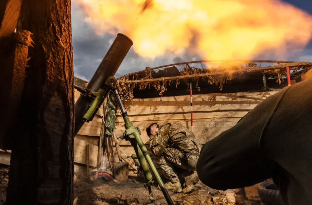 Lính Ukraine ở tỉnh Zaporizhzhia khai hỏa vào mục tiêu. Ảnh: THE NEW YORK TIMES