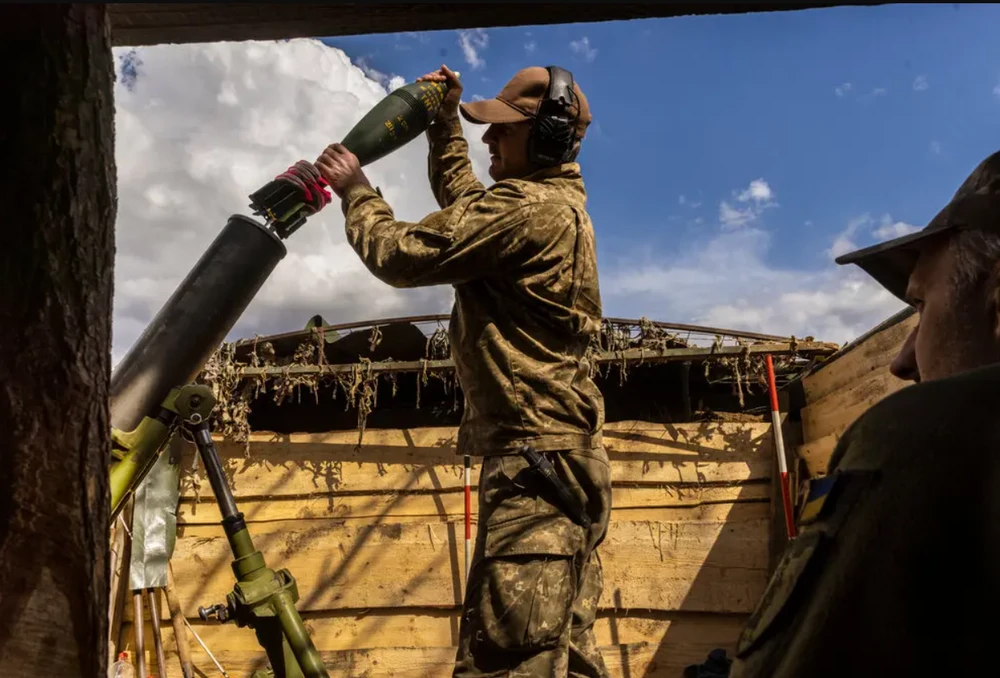 Lính Ukraine ở một chiến hào tại tỉnh Zaporizhzhia đang chuẩn bị đạn dược để bắn vào các mục tiêu Nga. Ảnh: THE NEW YORK TIMES