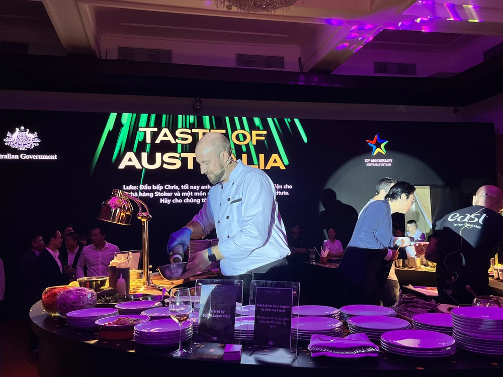 Đầu bếp người Úc Jay Taylor trình diễn ẩm thực tại sự kiện. Ảnh: ĐỨC HIỀN