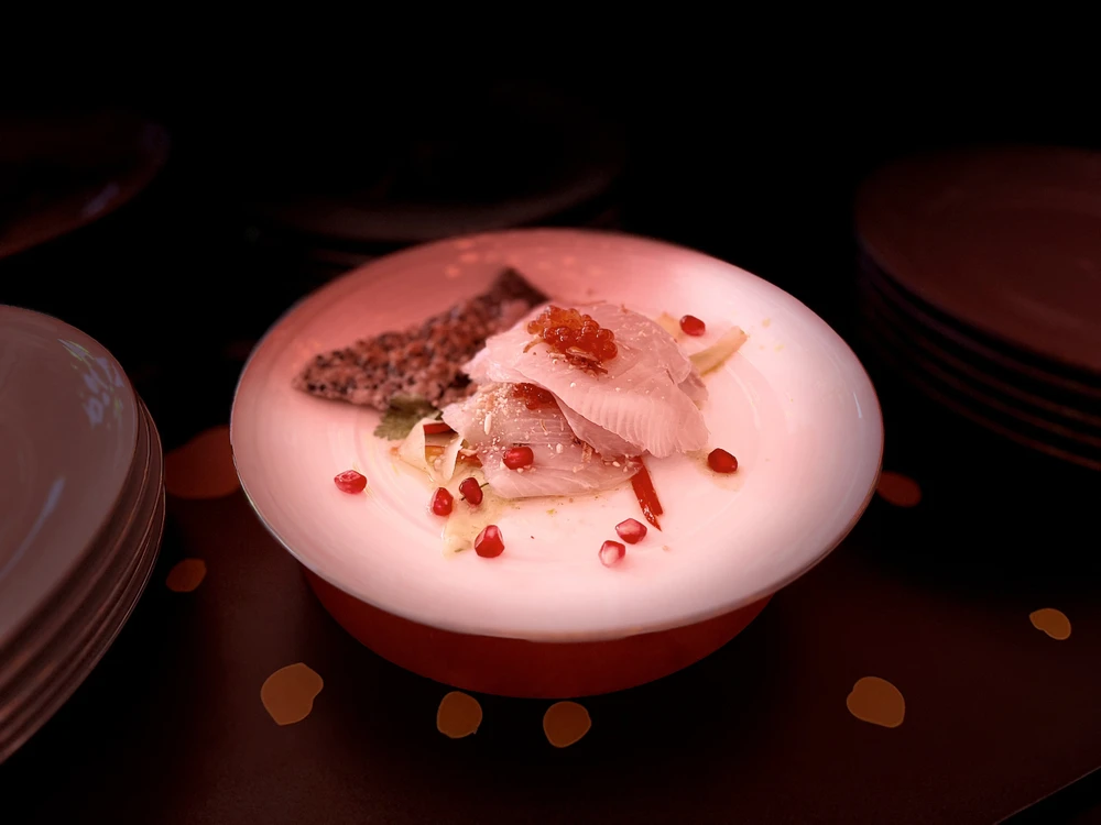 Món xà lách cá chỉ vàng ngâm rượu có nguyên liệu nhập khẩu từ Úc. Ảnh: ĐỨC HIỀN