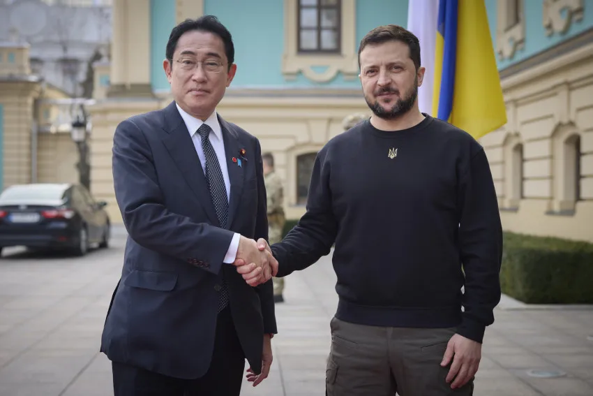 Thủ tướng Nhật Fumio Kishida (trái) gặp Tổng thống Ukraine Volodymyr Zelensky vào hồi tháng 3 tại Kiev. Ảnh: VĂN PHÒNG TỔNG THỐNG UKRAINE/AP Thủ tướng Nhật Fumio Kishida (trái) gặp Tổng thống Ukraine Volodymyr Zelensky vào hồi tháng 3 tại Kiev. Ảnh: VĂN PHÒNG TỔNG THỐNG UKRAINE/AP