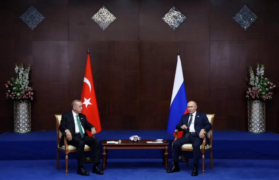 Tổng thống Thổ Nhĩ Kỳ Tayyip Erdoğan (trái) gặp người đồng cấp Nga Vladimir Putin hồi tháng 11 tại Kazakhstan. Ảnh: SPUTNIK/AFP