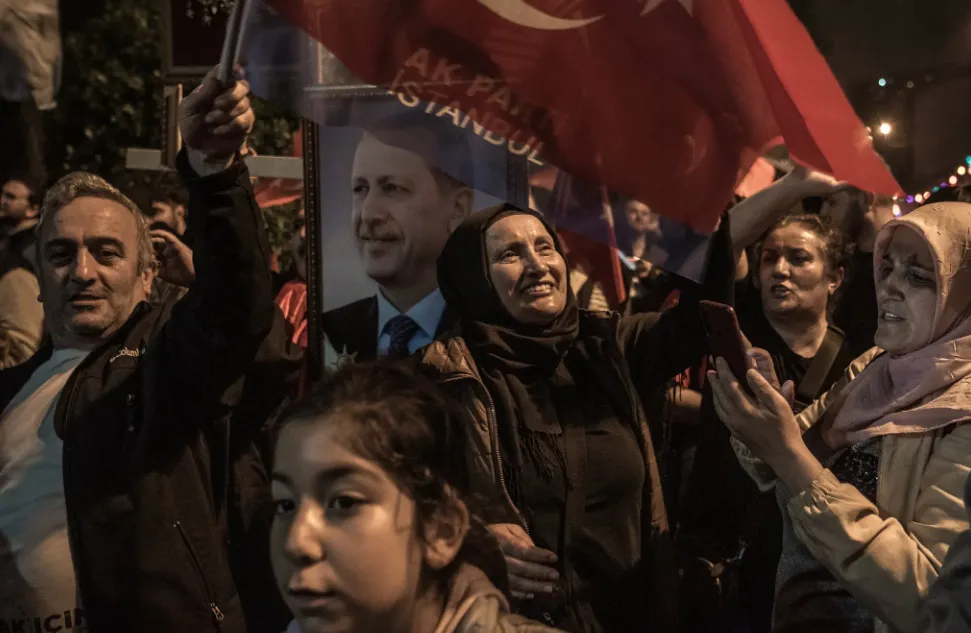 Người ủng hộ ông Erdoğan thắng cử vào ngày 28-5 tại TP Istanbul. Ảnh: THE NEW YORK TIMES