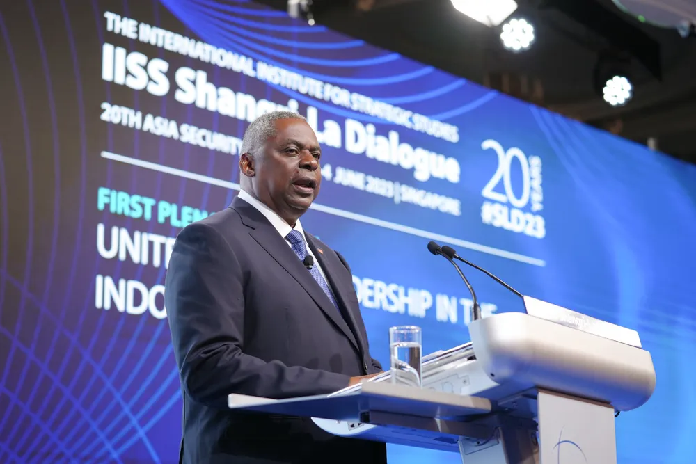 Bộ trưởng Quốc phòng Mỹ Lloyd Austin phát biểu tại Đối thoại Shangri-La 2023 ngày 3-6. Ảnh: IISS Bộ trưởng Quốc phòng Mỹ Lloyd Austin phát biểu tại Đối thoại Shangri-La 2023 ngày 3-6. Ảnh: IISS