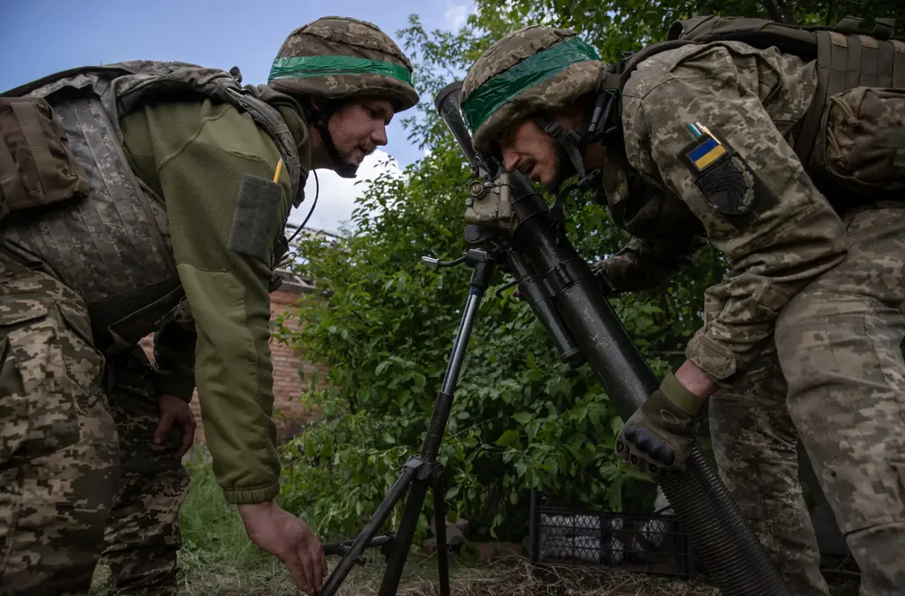Lính Ukraine ở Bakhmut đang chuẩn bị khai hỏa vào cứ điểm Nga vào hồi tháng 5. Ảnh: THE NEW YORK TIMES