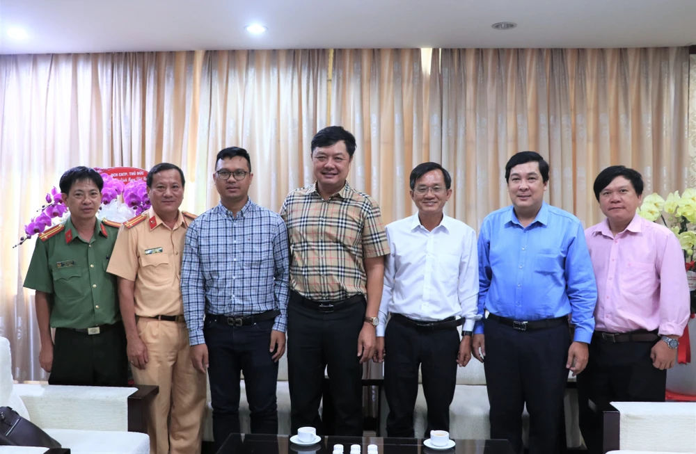 Đoàn công tác của Đảng ủy, Ban chỉ huy Công an TP Thủ Đức do Thượng tá Nguyễn Đình Dương - Trưởng Công an TP Thủ Đức (thứ tư từ trái sang) dẫn đầu. Ảnh: VÕ THƠ