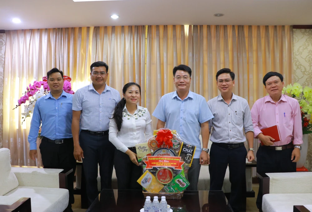 Đại diện Ủy ban MTTQ Việt Nam TP.HCM do Phó Chủ tịch Ủy ban MTTQ Việt Nam TPHCM Phan Kiều Thanh Hương dẫn đầu thăm Báo Pháp Luật TP.HCM. Ảnh: VÕ THƠ