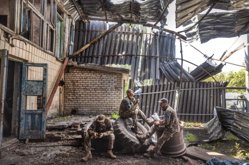 Lính Ukraine nghỉ ngơi ở làng Blahodatne. Ảnh: THE NEW YORK TIMES