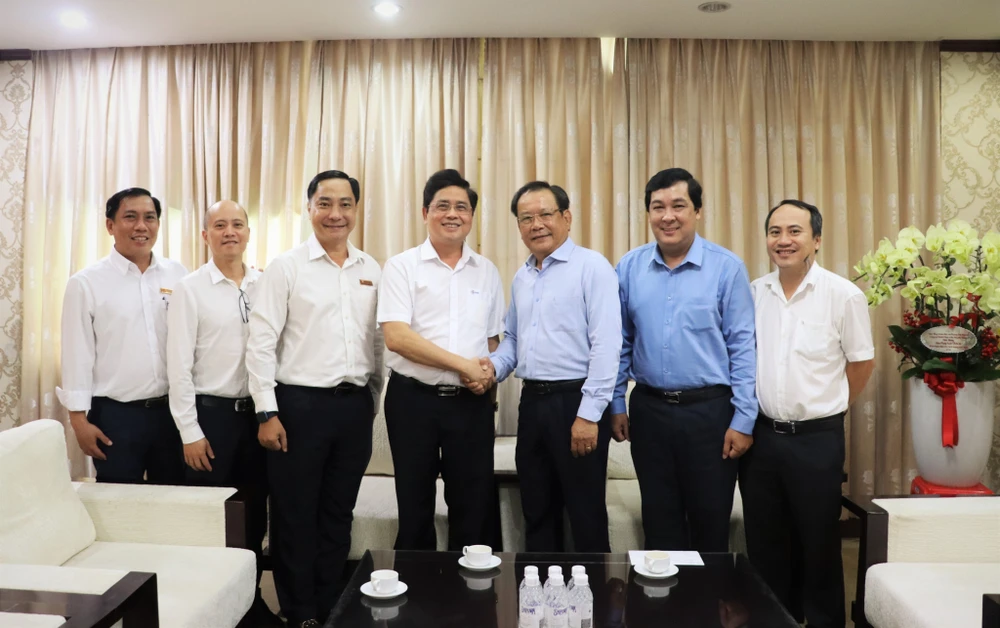 Ông Võ Quang Lâm - Phó tổng Giám đốc Tập đoàn Điện lực Việt Nam (thứ tư từ trái sang) đại diện Tập đoàn Điện lực Việt Nam và Tổng Công ty Điện lực TP.HCM thăm báo Pháp Luật TP.HCM. Ảnh: ĐỨC HIỀN