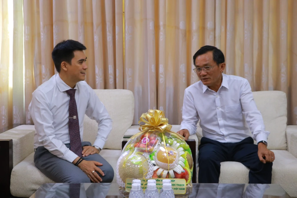 TS.BS Đặng Chí Vũ Luân đại diện trường ĐH Y khoa Phạm Ngọc Thạch thăm báo Pháp Luật TP.HCM. Ảnh: VÕ THƠ