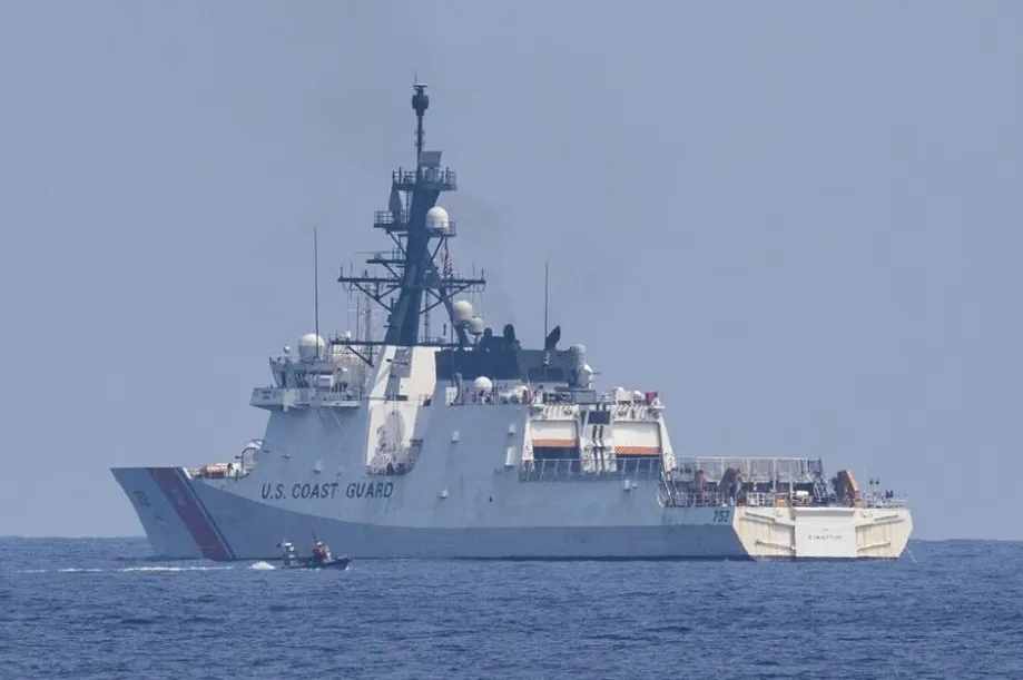 Một chiếc thuyền của Lực lượng Bảo vệ Bờ biển Philippines đi ngang qua tàu Tuần duyên Mỹ Stratton trong cuộc tập trận ba bên đầu tiên giữa Philippines, Nhật Bản và Mỹ ở vùng biển Philippines ngày 6-6-2023. Ảnh: REUTERS