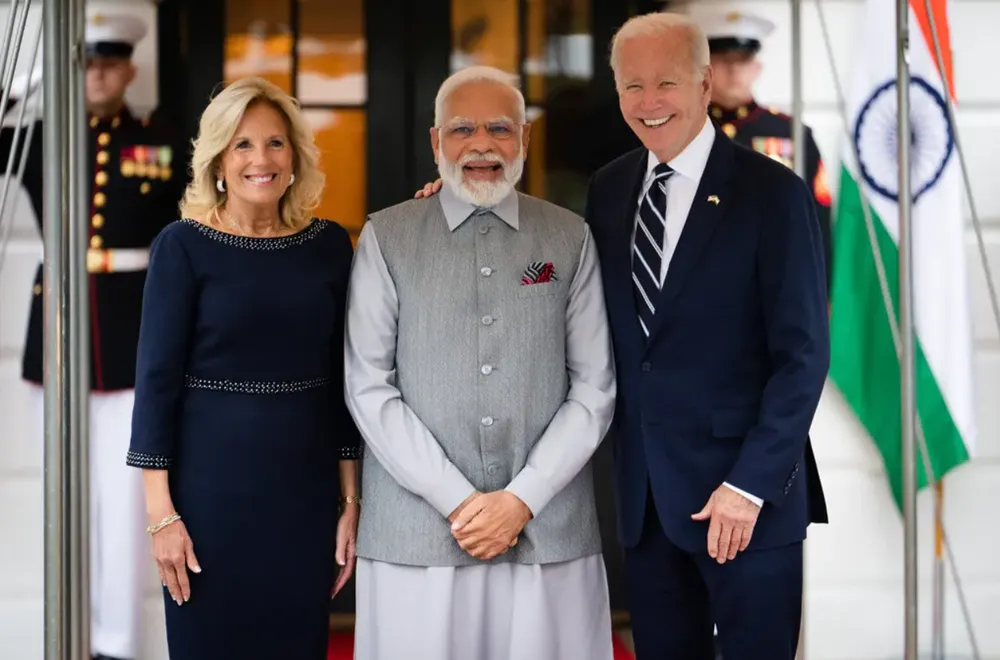 Tổng thống Joe Biden và đệ nhất phu nhân Jill Biden chụp ảnh với Thủ tướng Ấn Độ Narendra Modi vào ngày 21-6. Ảnh: THE NEW YORK TIMES