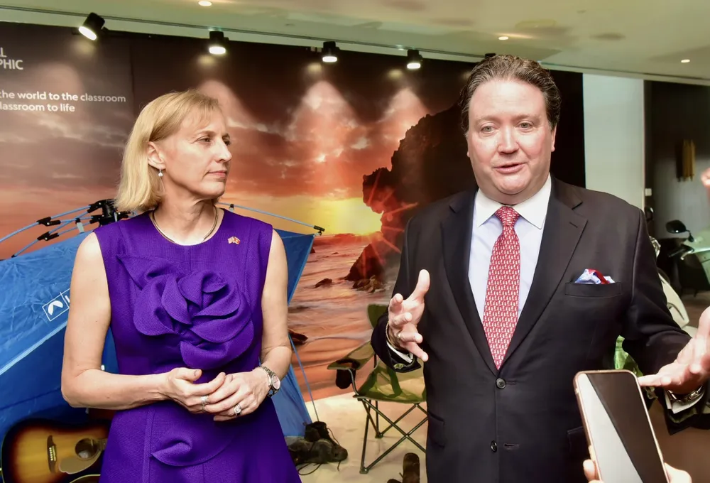 Đại sứ Mỹ Marc E. Knapper, Tổng Lãnh sự Susan Burns Đại sứ Mỹ Marc E. Knapper, Tổng Lãnh sự Susan Burns