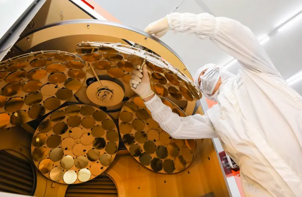 Một công nhân làm việc trên dây chuyền sản xuất chất bán dẫn tại một nhà máy ở TP Hoài An, tỉnh Giang Tô (Trung Quốc) ngày 27-9-2022. Ảnh: GETTY IMAGES Một công nhân làm việc trên dây chuyền sản xuất chất bán dẫn tại một nhà máy ở TP Hoài An, tỉnh Giang Tô (Trung Quốc) ngày 27-9-2022. Ảnh: GETTY IMAGES