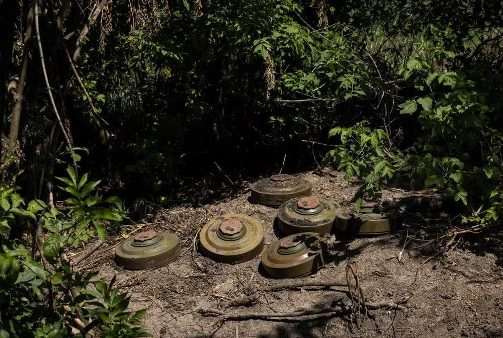 Mìn chống tăng nằm rải rác tại một khu vực đã từng bị Nga kiểm soát ở làng Novodarivka (tỉnh Luhansk). Ảnh: THE NEW YORK TIMES