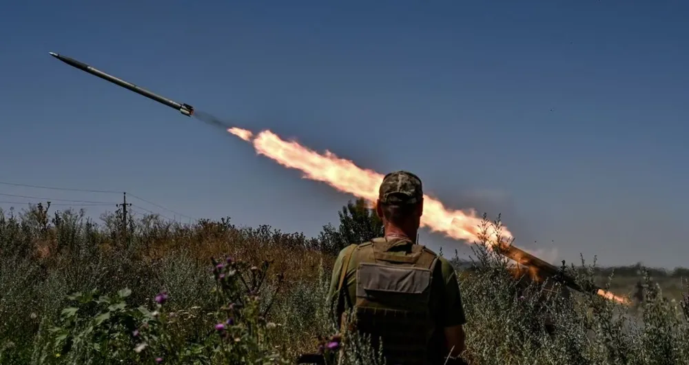 Lính Ukraine bắn hệ thống phóng tên lửa đa năng Partyzan về phía Nga ở tỉnh Zaporizhzhia (Ukraine) ngày 13-7. Ảnh: REUTER Lính Ukraine bắn hệ thống phóng tên lửa đa năng Partyzan về phía Nga ở tỉnh Zaporizhzhia (Ukraine) ngày 13-7. Ảnh: REUTER