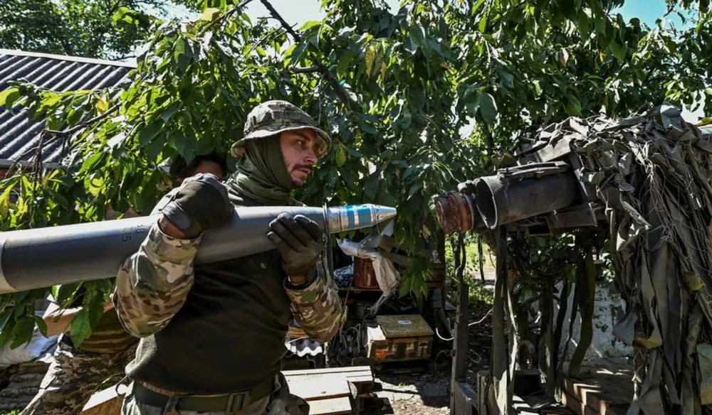 Lính Ukraine nạp đạn vào hệ thống tên lửa Partyzan tại tỉnh Zaporizhzhia ngày 13-7. Ảnh: REUTERS Lính Ukraine nạp đạn vào hệ thống tên lửa Partyzan tại tỉnh Zaporizhzhia ngày 13-7. Ảnh: REUTERS