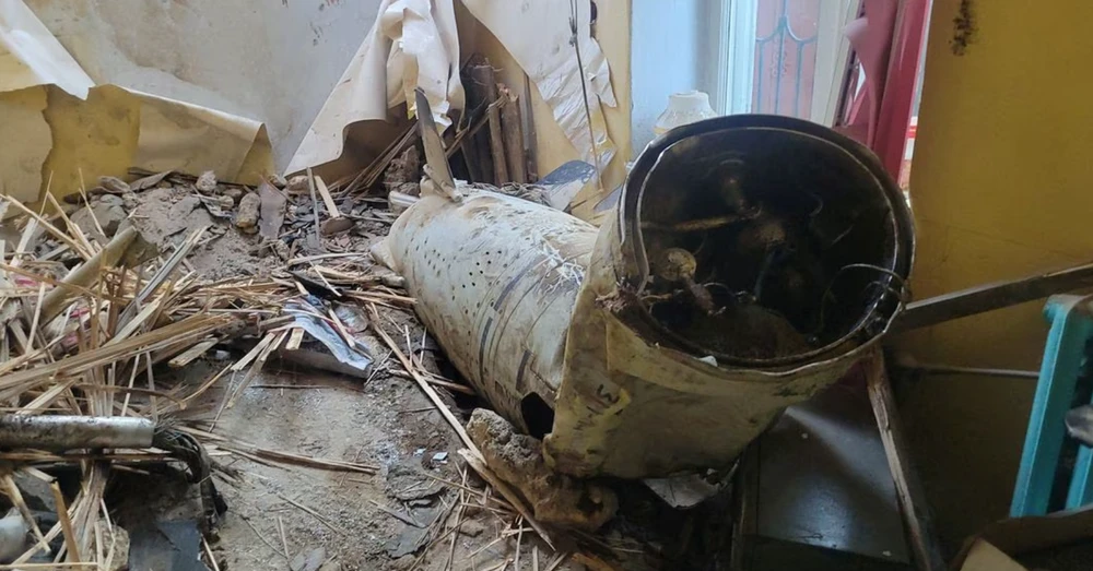 Một phần của tên lửa hành trình Kalibr Nga bên trong một tòa nhà bị hư hại sau cuộc không kích trả đũa ngày 18-7 tại TP Odessa. Ảnh: REUTERS