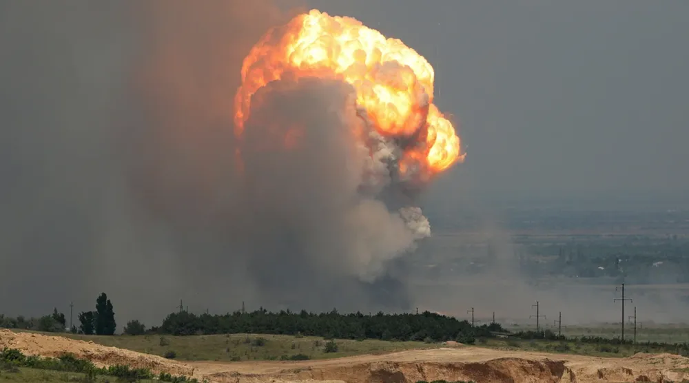 Khói lửa bốc lên ở kho vũ khí tại Crimea, nghi bị UAV tấn công, vào ngày 19-7. Ảnh: REUTERS Khói lửa bốc lên ở kho vũ khí tại Crimea, nghi bị UAV tấn công, vào ngày 19-7. Ảnh: REUTERS