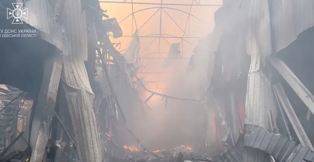 Một kho chứa tại TP cảng Odessa (tỉnh Odessa) bị Nga tấn công vào ngày 19-7. Ảnh: REUTERS Một kho chứa tại TP cảng Odessa (tỉnh Odessa) bị Nga tấn công vào ngày 19-7. Ảnh: REUTERS