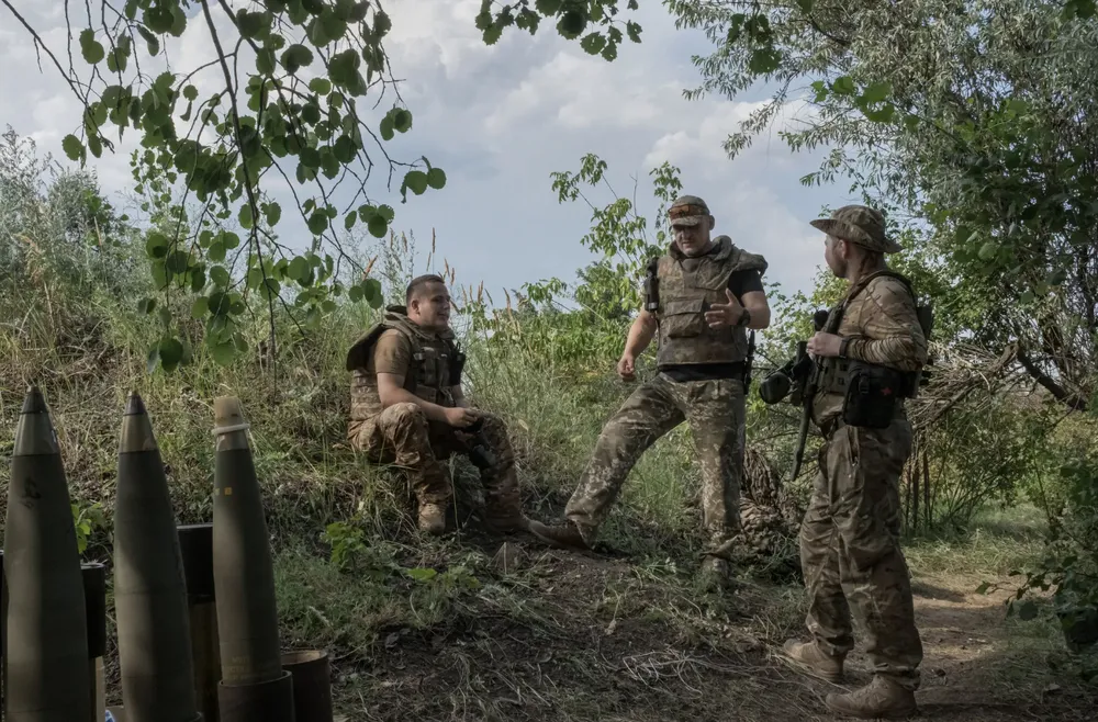 Lính Ukraine thuộc Lữ đoàn cơ giới 67 trên chiến trường. Ảnh: THE NEW YORK TIMES