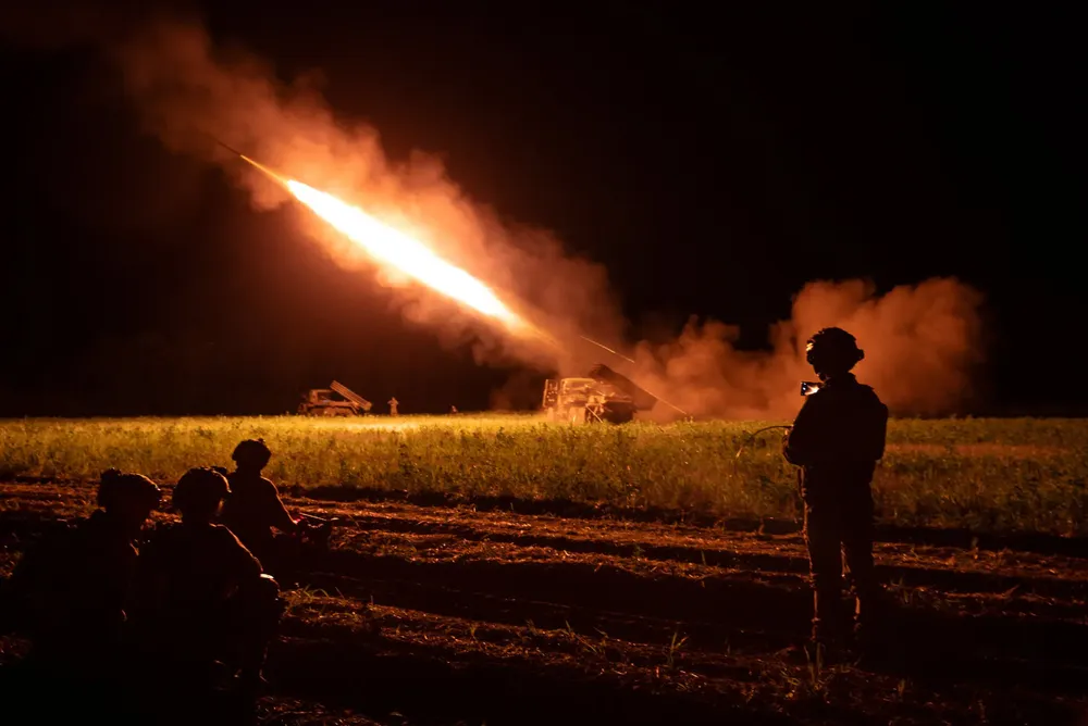 Lính Ukraine khai hỏa ở chiến trường Donetsk vào hồi tháng 5. Ảnh: THE NEW YORK TIMES