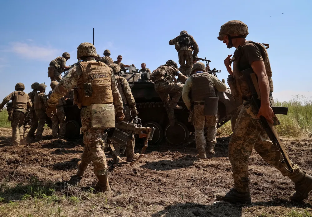 Quân nhân Ukraine lên xe chiến đấu bộ binh BMP-2 ở tỉnh Zaporizhia, ngày 31-7. Ảnh: REUTERS