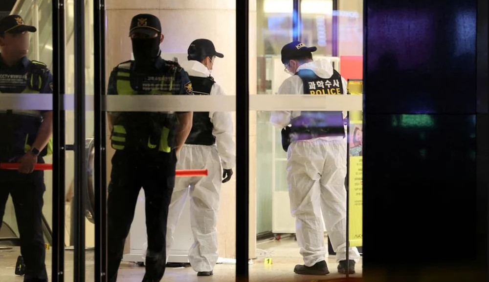 Cảnh sát Hàn Quốc làm việc tại hiện trường tông ô tô và đâm dao ở TP Seongnam. Ảnh: REUTERS