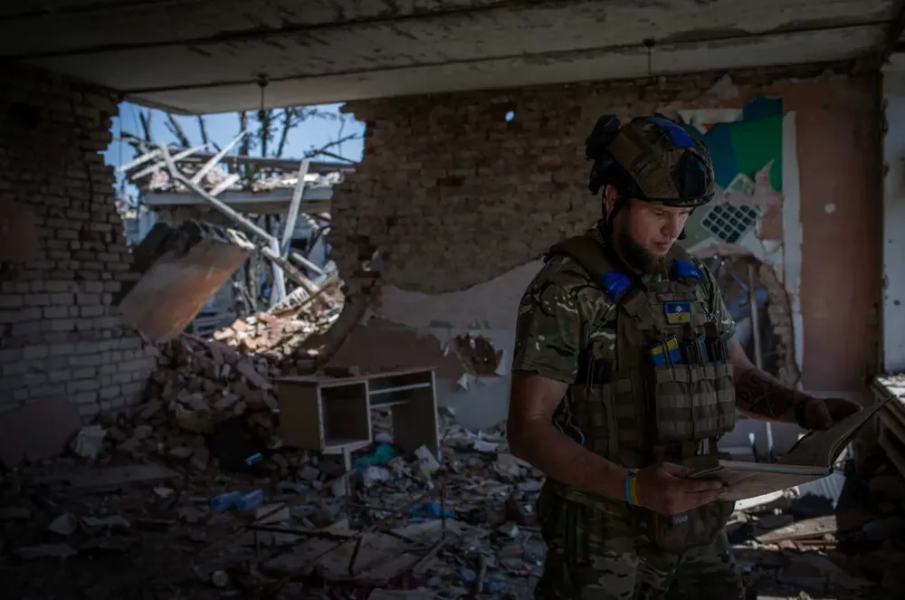 Lính Ukraine ở trong ngôi trường bị hư hại do pháo kích tại tỉnh Donetsk. Ảnh: THE NEW YORK TIMES