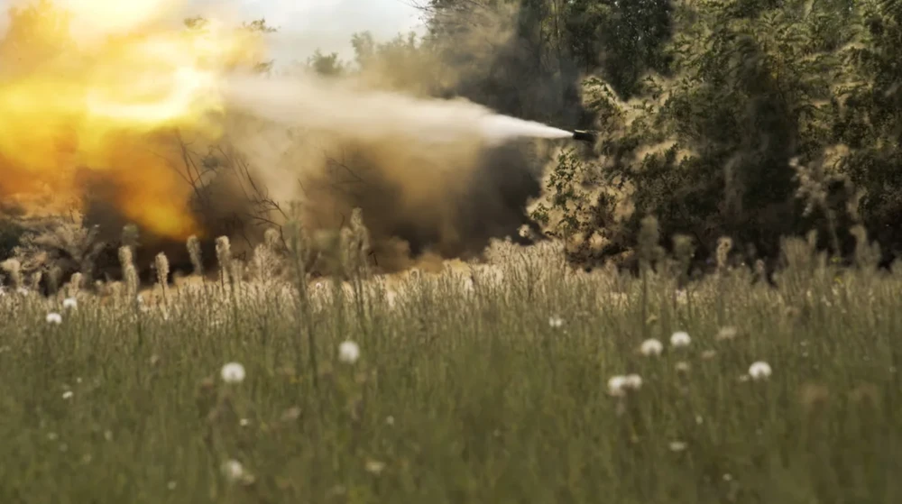 Một chiếc xe tăng Ukraine ở trong lùm cây khai hỏa về phía Nga ở chiến trường miền nam Ukraine. Ảnh: CNN