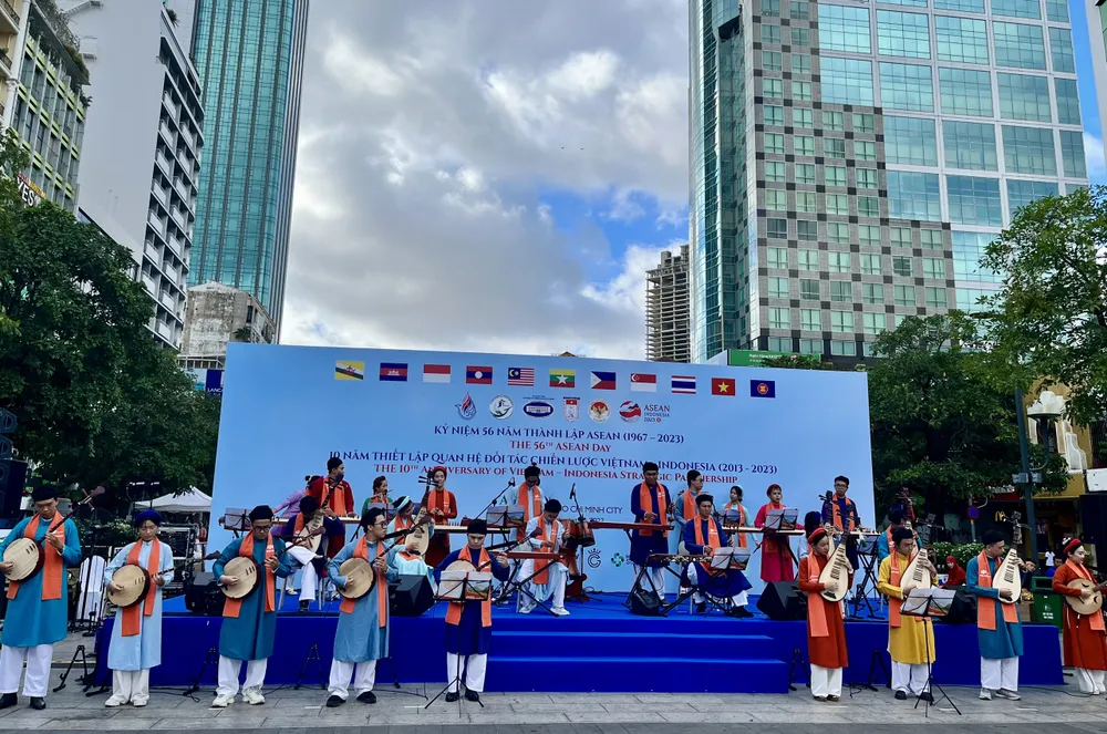 Sau khi đi bộ, người tham dự sẽ thưởng thức những tiết mục văn nghệ mang đậm bản sắc các nước ASEAN. ẢNh: ĐỨC HIỀN