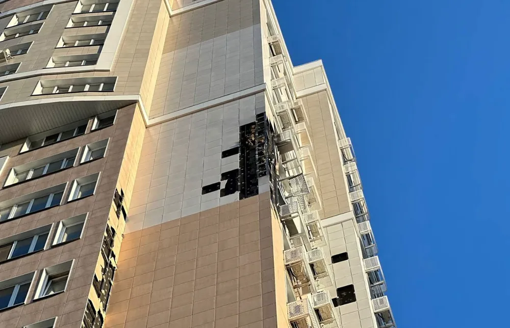 Tòa nhà ở tỉnh Belgorod (Nga) bị UAV tấn công trong ngày 13-8. Ảnh: REUTERS Tòa nhà ở tỉnh Belgorod (Nga) bị UAV tấn công trong ngày 13-8. Ảnh: REUTERS