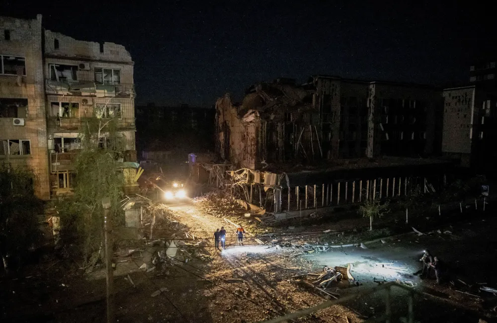 Lực lượng cứu hộ Ukraine hoạt động tại TP Pokrovsk (tỉnh Donetsk) sau khi bị Nga pháo kích vào ngày 8-8. Ảnh: REUTERS Lực lượng cứu hộ Ukraine hoạt động tại TP Pokrovsk (tỉnh Donetsk) sau khi bị Nga pháo kích vào ngày 8-8. Ảnh: REUTERS