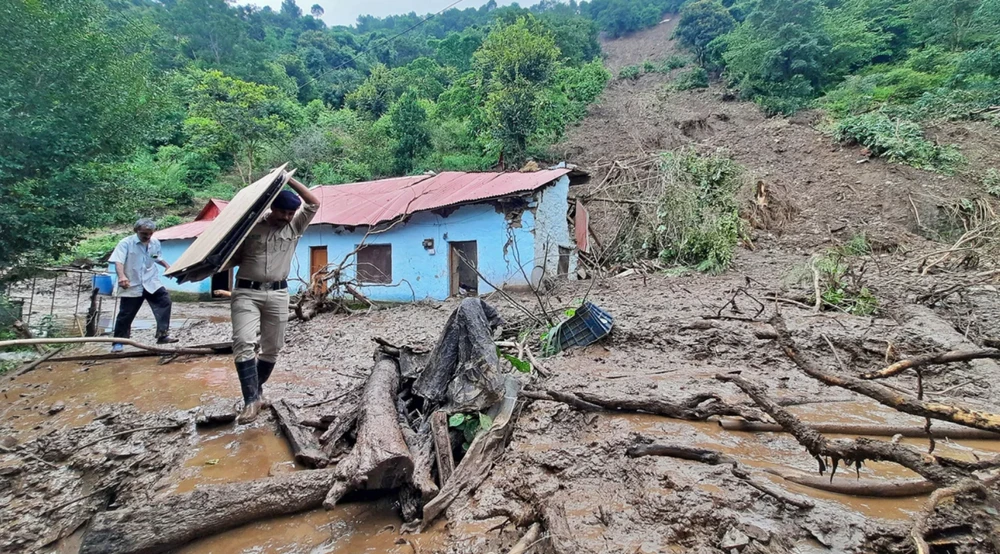 Mưa lớn tàn phá quận Solan, bang Himachal Pradesh (Ấn Độ) ngày 14-8. Ảnh: AFP