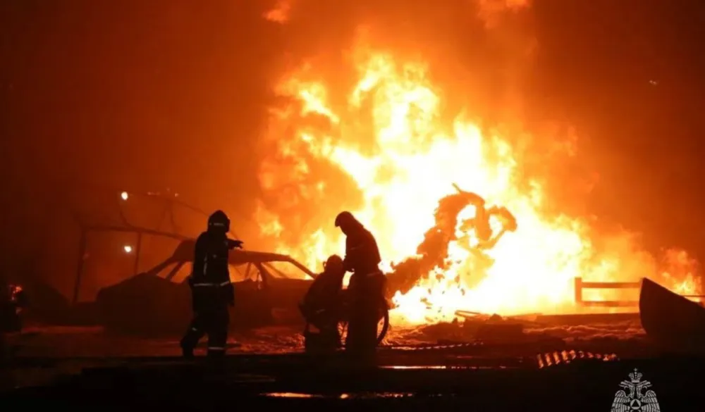 Lính cứu hỏa làm việc tại hiện trường trạm xăng bị cháy do lửa từ cửa hàng ô tô lan sang, tại Cộng hòa Dagestan thuộc Nga ngày 15-8. Ảnh: EMERCOM/ REUTERS