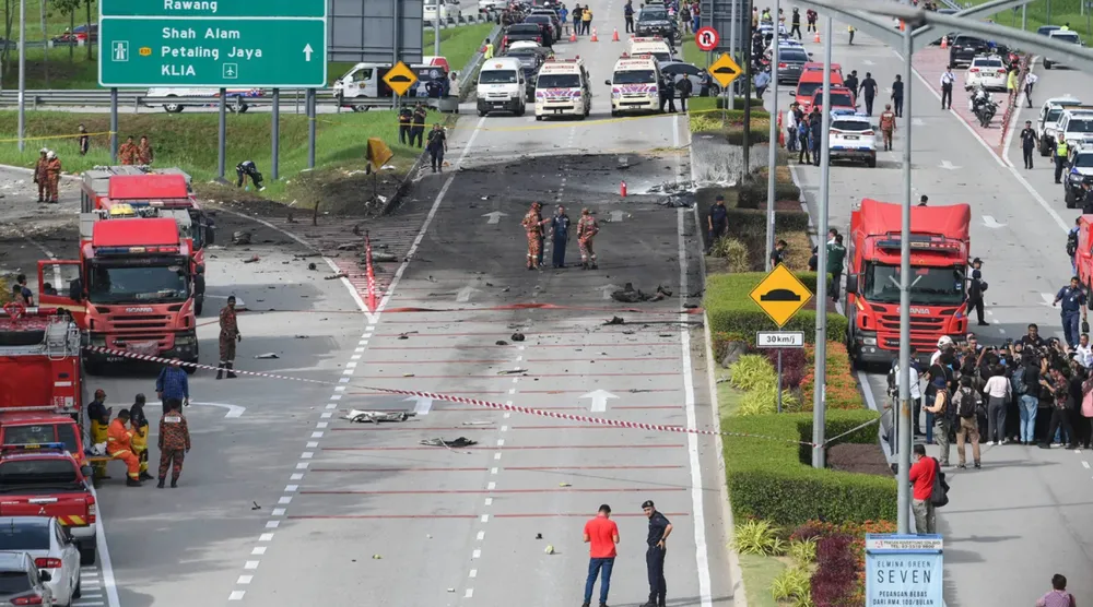 Hiện trường vụ máy bay lao xuống đường cao tốc ở Malaysia ngày 17-8. Ảnh: AFP Hiện trường vụ máy bay lao xuống đường cao tốc ở Malaysia ngày 17-8. Ảnh: AFP