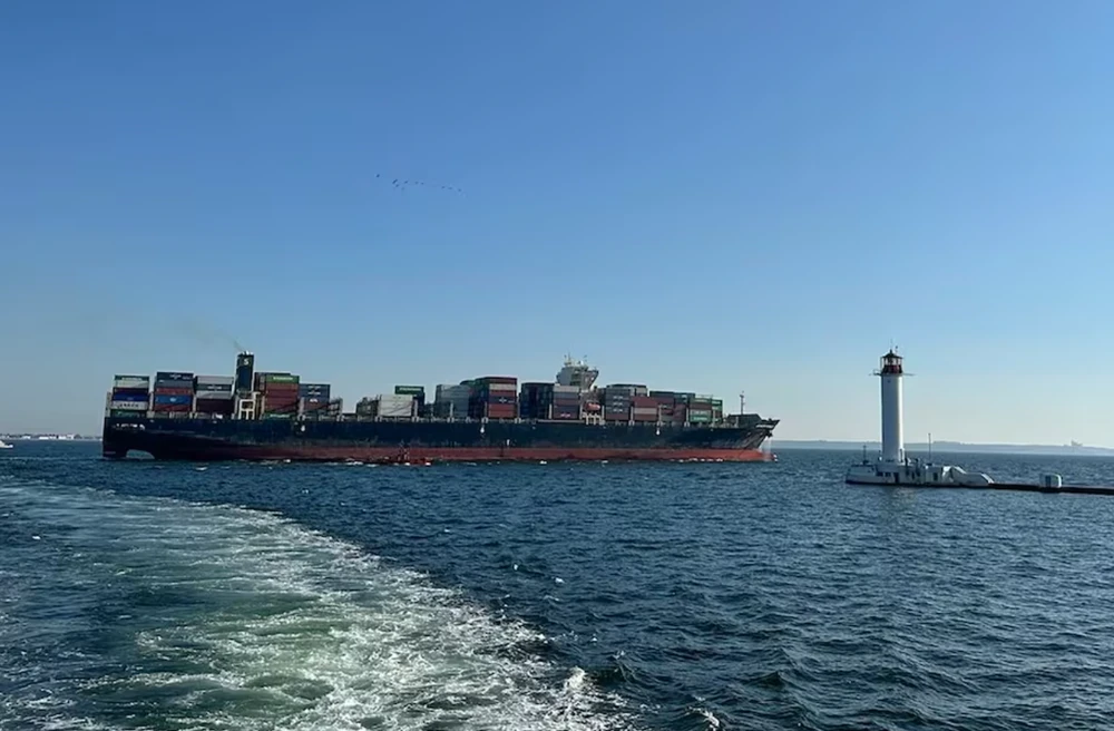 Tàu Joseph Schulte treo cờ Hong Kong bắt đầu rời cảng Odessa (Ukraine) hôm 16-8 để qua hành lang trên Biển Đen tới Thổ Nhĩ Kỳ. Ảnh: AP