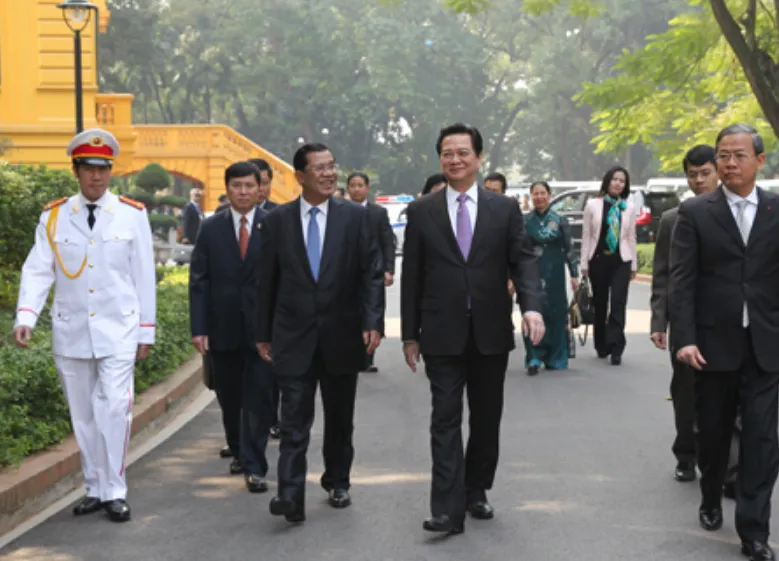 Thủ tướng Hun Sen khẳng định chuyến thăm Việt Nam của đoàn đại biểu cấp cao Campuchia nhằm thúc đẩy mối quan hệ đoàn kết hữu nghị truyền thống, hợp tác toàn diện giữa hai nước tiếp tục phát triển sâu rộng, vững chắc. Ảnh: TTXVN