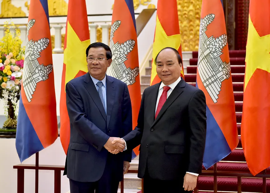 Thủ tướng Nguyễn Xuân Phúc (phải) bắt tay người đồng cấp Campuchia Hun Sen nhân chuyến thăm Việt Nam vào năm 2016. Ảnh: TTXVN