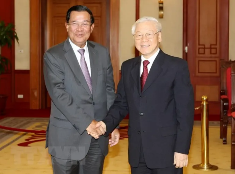 Trong cuộc gặp với Tổng Bí thư Nguyễn Phú Trọng (phải), Thủ tướng Hun Sen chúc mừng những thành tựu quan trọng trên tất cả các lĩnh vực mà Việt Nam đã đạt được trong năm đầu triển khai thực hiện Nghị quyết Đại hội XII của Đảng Cộng sản Việt Nam và đánh giá cao kết quả hợp tác giữa hai đảng trong việc thúc đẩy quan hệ hợp tác hai bên. Ảnh: TTXVN